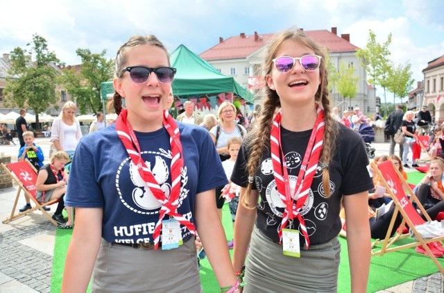 Na kieleckim Rynku głośno śpiewały Basia i Ola z Chorągwi Kieleckiej Związku Harcerstwa Polskiego.