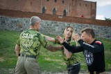 Pod murami zamku krzyżackiego w Świeciu ćwiczyli taktyczno-bojowy system walki. Przyjdź na trening! [zdjęcia]