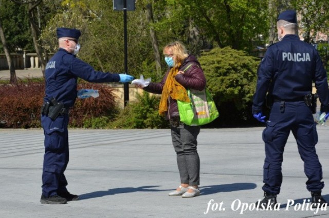 Opolscy policjanci rozdają maseczki na ulicach miasta.