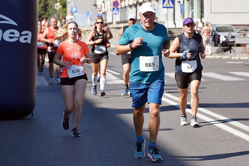 Ponad 1000 biegaczy w Półmaratonie Signify Piła, a na mecie pierwszy Kenijczyk. Zobaczcie cz. 2 zdjęć