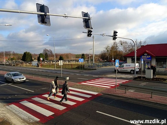 Przejście przez dwujezdniową ulicę Kozienicką w okolicy kościoła jest dzięki światłom bezpieczniejsze dla pieszych.