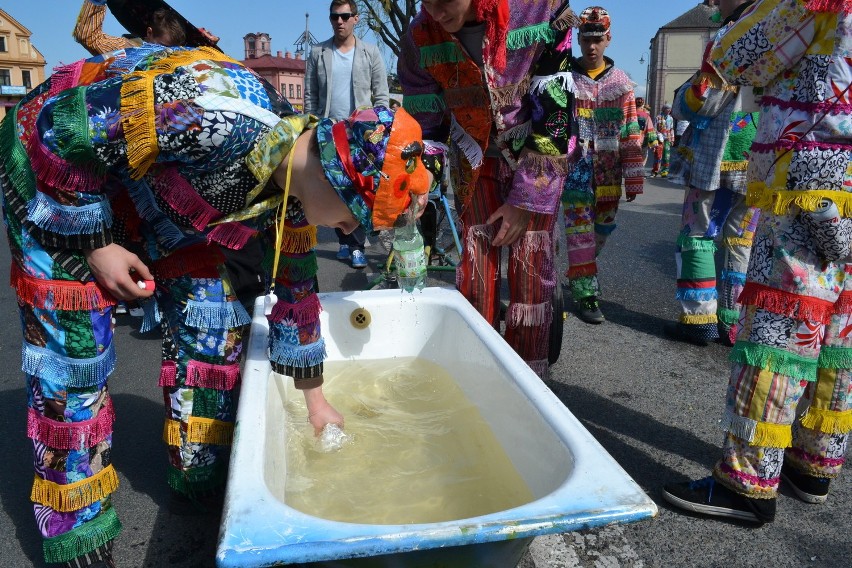 Wilamowskie śmiergusty 2014, czyli leją od samego rana