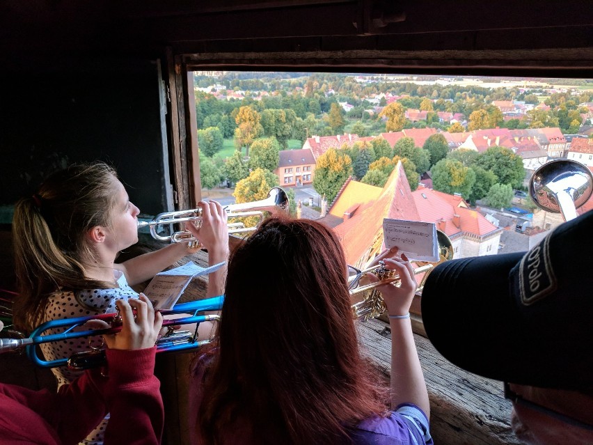 Młodzieżowa Orkiestra Dęta z Ośna Lubuskiego odgrywa...