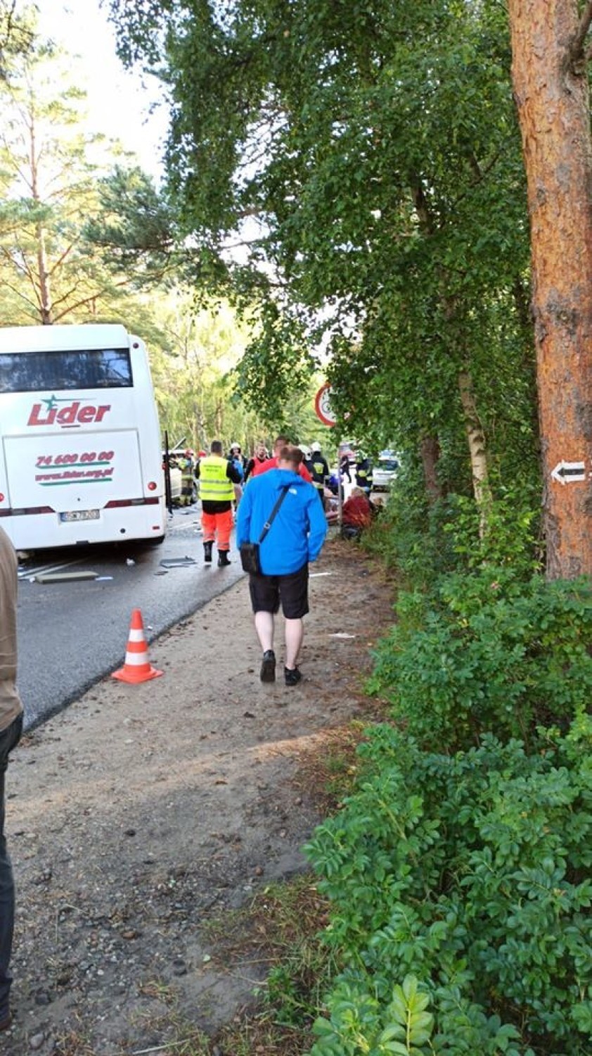Policjant z Lwówka był pierwszy na miejscu wypadku autobusów i osobówki pod Dźwirzynem! [ZDJĘCIA]