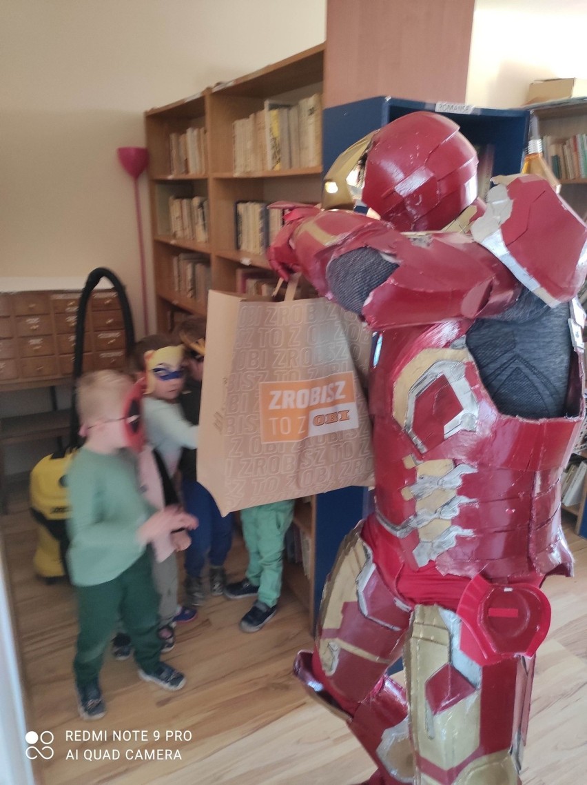 Iron Man i Kapitan Ameryka z dziećmi w Drożdzienicy w gminie...