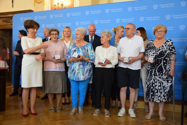 Seniorzy z Kalisza otrzymali teleopaski z programu "Korpus Wsparcia Seniorów"