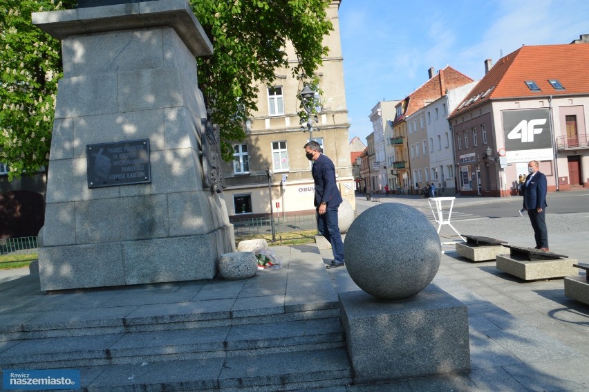 Rawicz. Samorządni PRA uczcili 75. rocznicę zakończenia II Wojny Światowej. Złożyli kwiaty pod Pomnikiem Żołnierza Polskiego