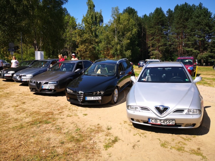 Pod Miastkiem spotkali się miłośnicy aut marki Alfa Romeo. Piknik nad Jeziorem Głębokim| ZDJĘCIA