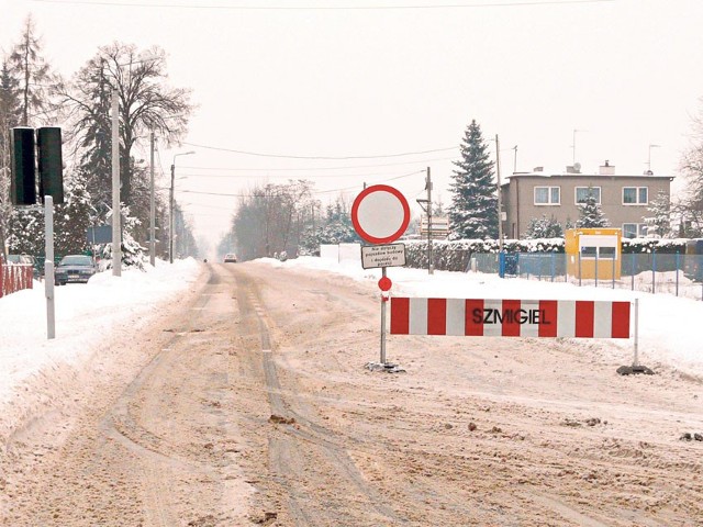 Zakaz wjazdu został ustawiony na skrzyżowaniu ulic Rypułtowickiej i Szkolnej.