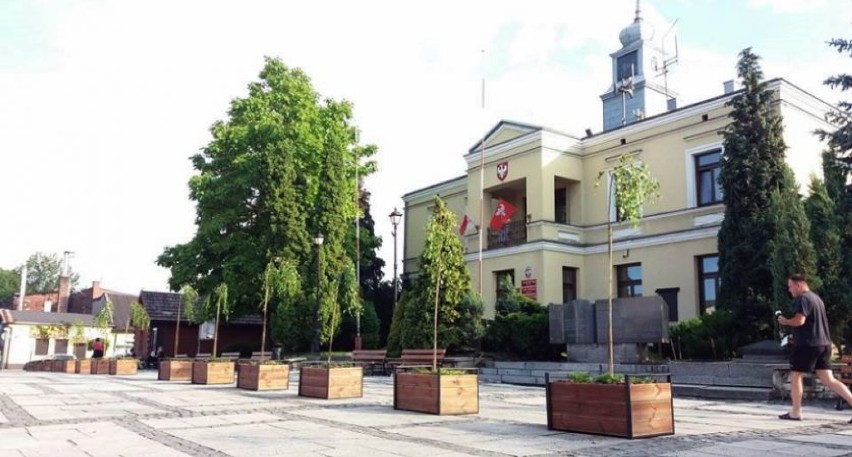 Na rynku w Sławkowie pojawiły się drewniane donice z roślinami