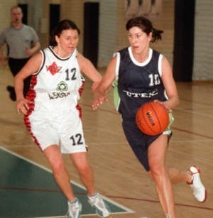 Pojedynek najskuteczniejszych koszykarek &amp;#8211; Magdaleny Kowalskiej z MOSiR-u (z lewej) i Agnieszki Jaroszewicz (RMKS).