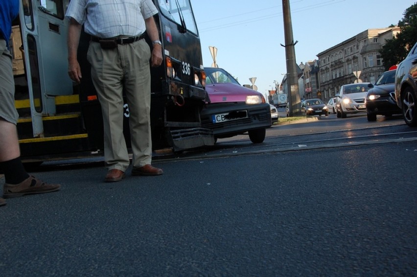 Kolizja tramwaju z samochodem na Rondzie Bernardyńskim