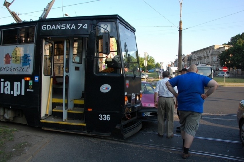 Kolizja tramwaju z samochodem na Rondzie Bernardyńskim