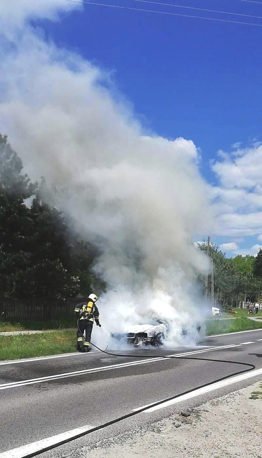 Pożar samochodu osobowego na drodze wojewódzkiej 877 Leżajsk-Łańcut