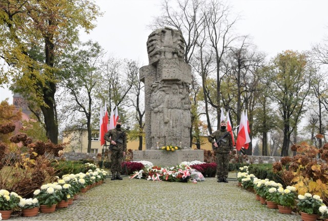 Z okazji Święta Niepodległości pod pomnikiem Powstańców Wielkopolskich Garnizon Inowrocław wystawił posterunek honorowy, a delegacje złożyły kwiaty