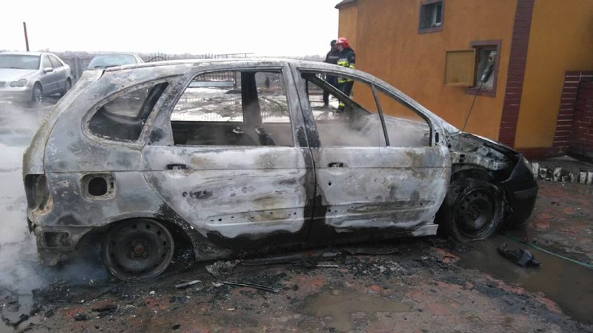 Pożar auta w Psim Polu (gm. Koźmin) - [ZDJĘCIA]