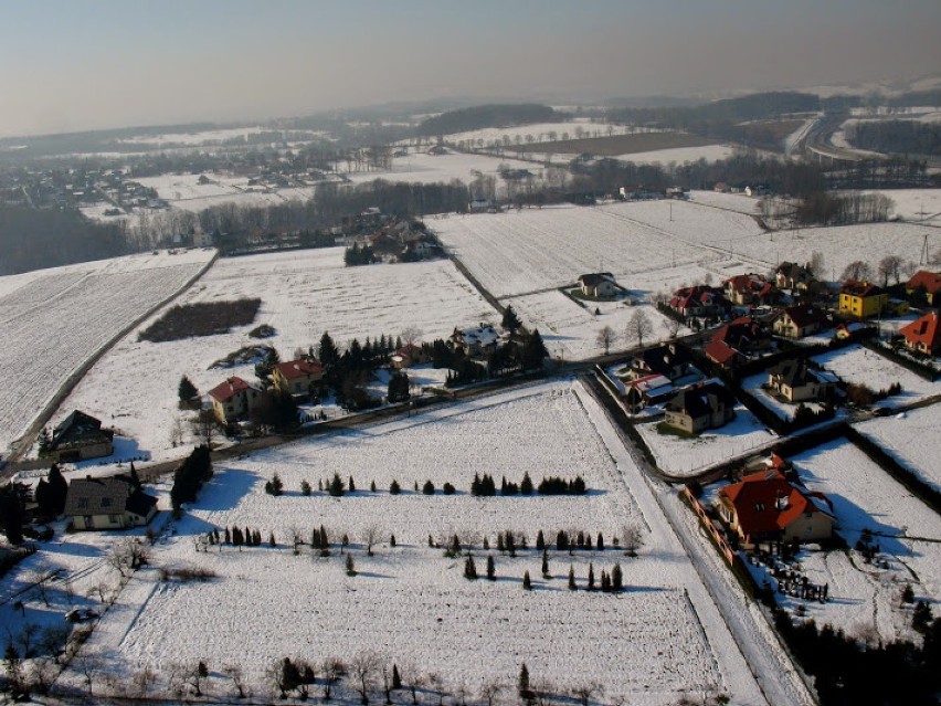 Beskid Ślaski z lotu ptaka. Zobacz zimowe zdjęcia wykonane przez paralotniarza