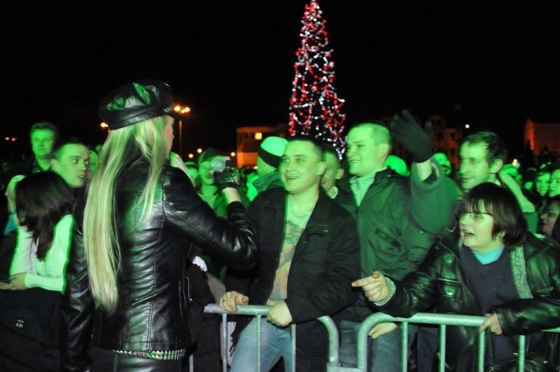 Sylwester w Słupsku: Słupszczanie przywitali Nowy Rok na placu przed ratuszem [FOTO+FILM]