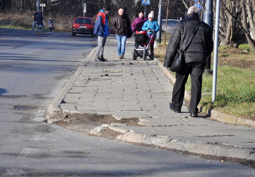 Tak wyglądają chodniki i ulice w okolicy nowego szpitala w...