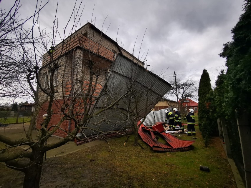 Uszkodzone dachy i powalone drzewa w Zduńskiej Woli i powiecie po wichurach w sobotę 19.02.2022 ZDJĘCIA
