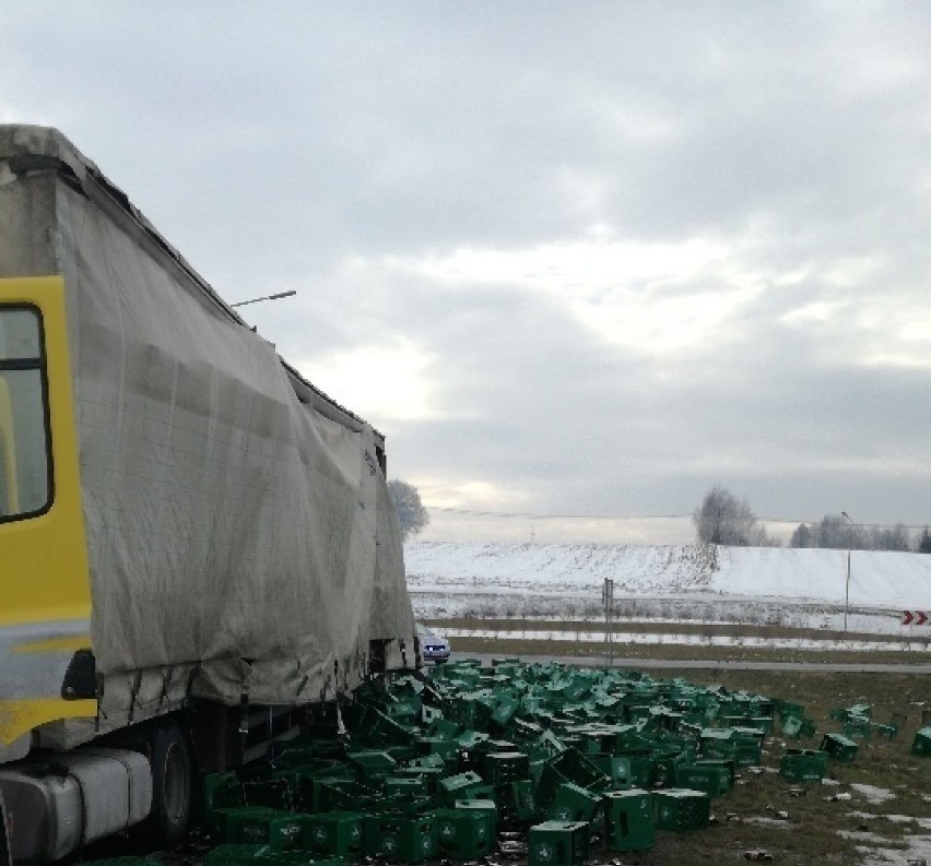 Tysiące butelek piwa rozsypały się na zjeździe z autostrady w Brzesku [ZDJĘCIA]