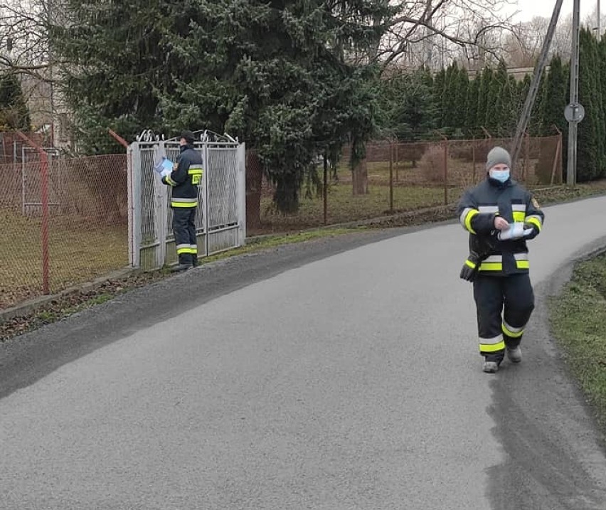 Strażacy z OSP Buszkowice roznosili ulotki zachęcające do szczepienia przeciwko COVID-19 [ZDJĘCIA]