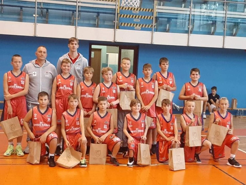 "Wojownicy basketu" z Żar wygrali turniej w Jeleniej Górze. Koszykarze BC Swiss Krono Żary wypadli świetnie także indywidualnie