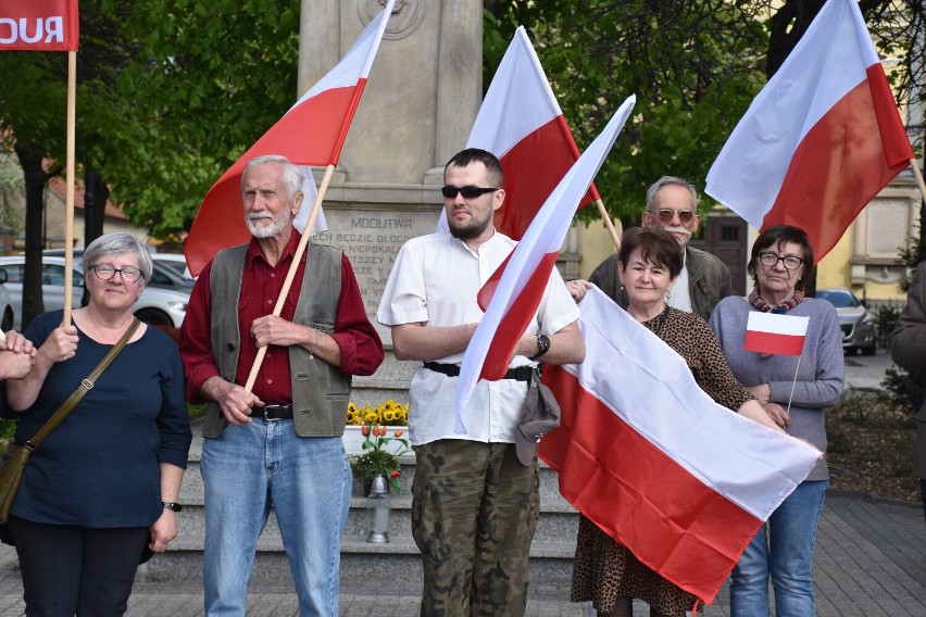 Dzień Flagi w Pleszewie. Spacer z biało-czerwoną flagą po...
