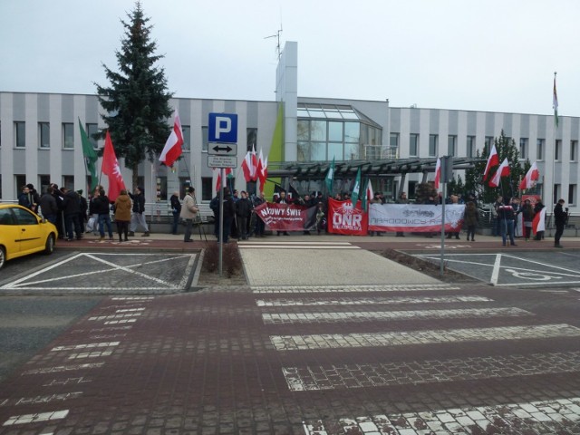 W sobotę w Tarnowie Podgórnym przeciwko uchodźcom protestowało około 250 osób