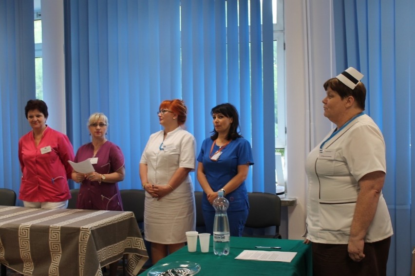 Pierwsze od lat czepkowanie pielęgniarek i pielęgniarzy odbyło się w szpitalu w Tomaszowie [FOTO]