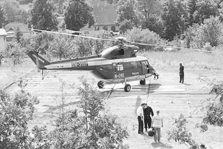 Policjanci do helikoptera wsiedli na lądowisku przy bytowskim szpitalu.