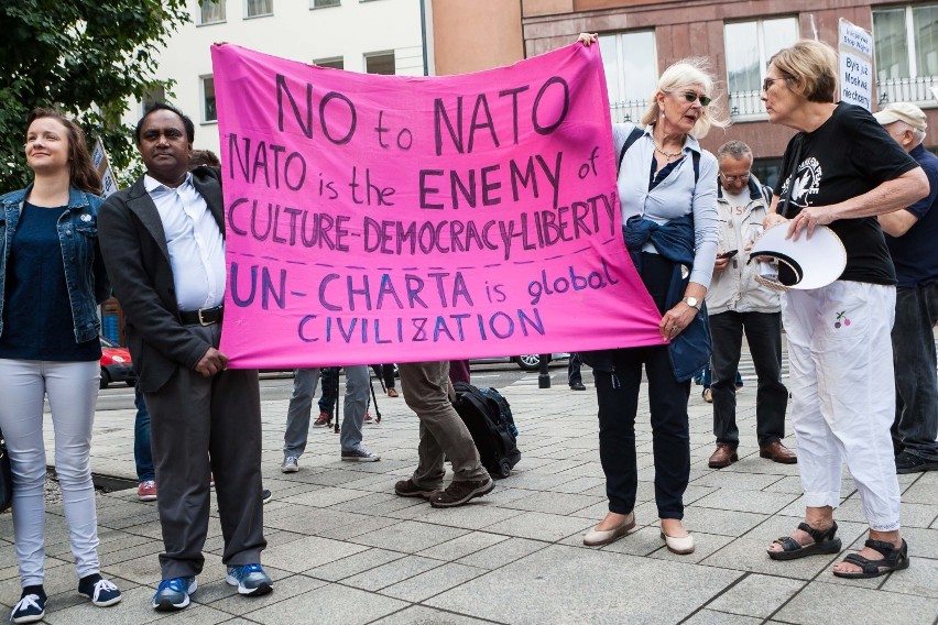 Demonstracja inicjatywy "Stop Wojnie". „Pieniądze dla...