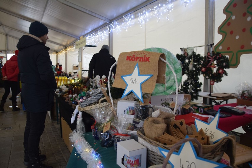 Zapach świątecznych przysmaków i grzanego wina w Kórniku, czyli Jarmark Świąteczny na kórnickim rynku [zdjęcia]
