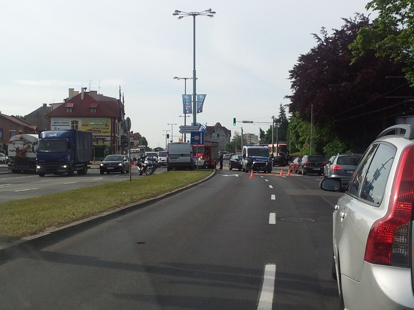 Gdańsk: Zderzenie 2 samochodów z radiowozem, 7 rannych, częściowo zablokowana Grunwaldzka. KORKI!