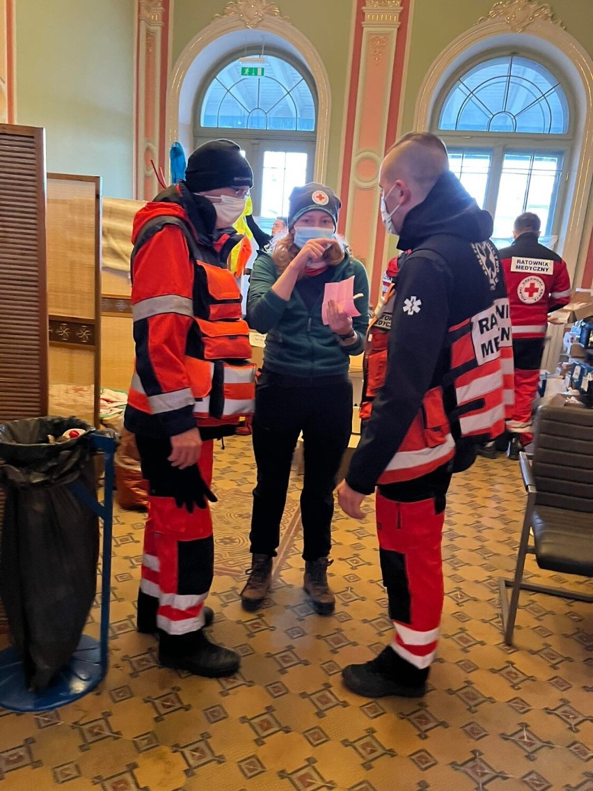 Ratownicy medyczni z Grodziska pomagają uchodźcom na granicy
