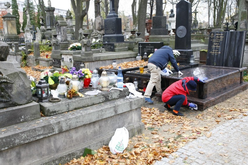 Wszystkich Świętych 2018. Mieszkańcy Warszawy przygotowują się do ważnego dnia. Trwa sprzątanie grobów [ZDJĘCIA]