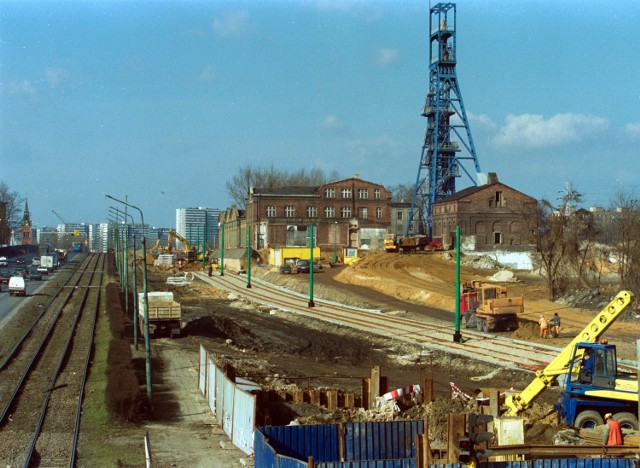 Rok 2002, przebudowa torowiska na Chorzowskiej. Po prawej - dawna kopalnia Gottwald, dziś to Silesia City Center.