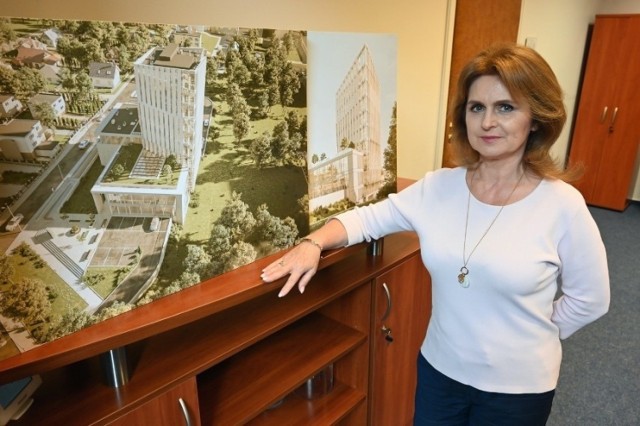 Małgorzata Kiebzak, dyrektorka NFZ w Kiecach pokazuje koncepcję, na podstawie której powstanie projekt nowej  siedziby instytucji przy ulicy Langiewicza.
