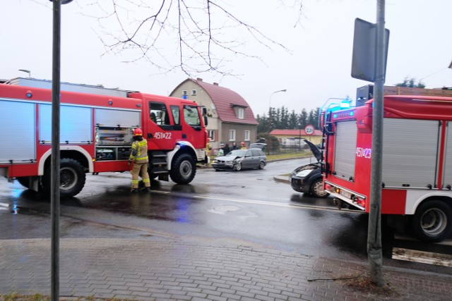 Kierująca Fordem wymusiła pierwszeństwo na kierującej BMW. Do kolizji doszło w piątek rano.