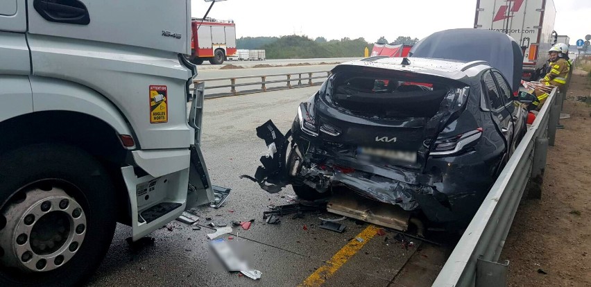 Śmiertelny wypadek na A1 w powiecie piotrkowskim w rejonie Parzniewic 29.08.2022, ciągnik siodłowy wjechał w auto osobowe. ZDJĘCIA