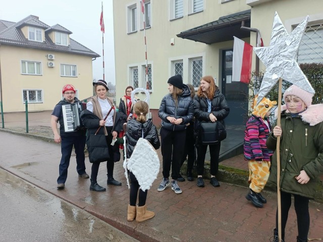 Dzieci i młodzież biorący udział w feriach w GOKiS w Wielgomłynach zorganizowali zapusty w Wielgomłynach