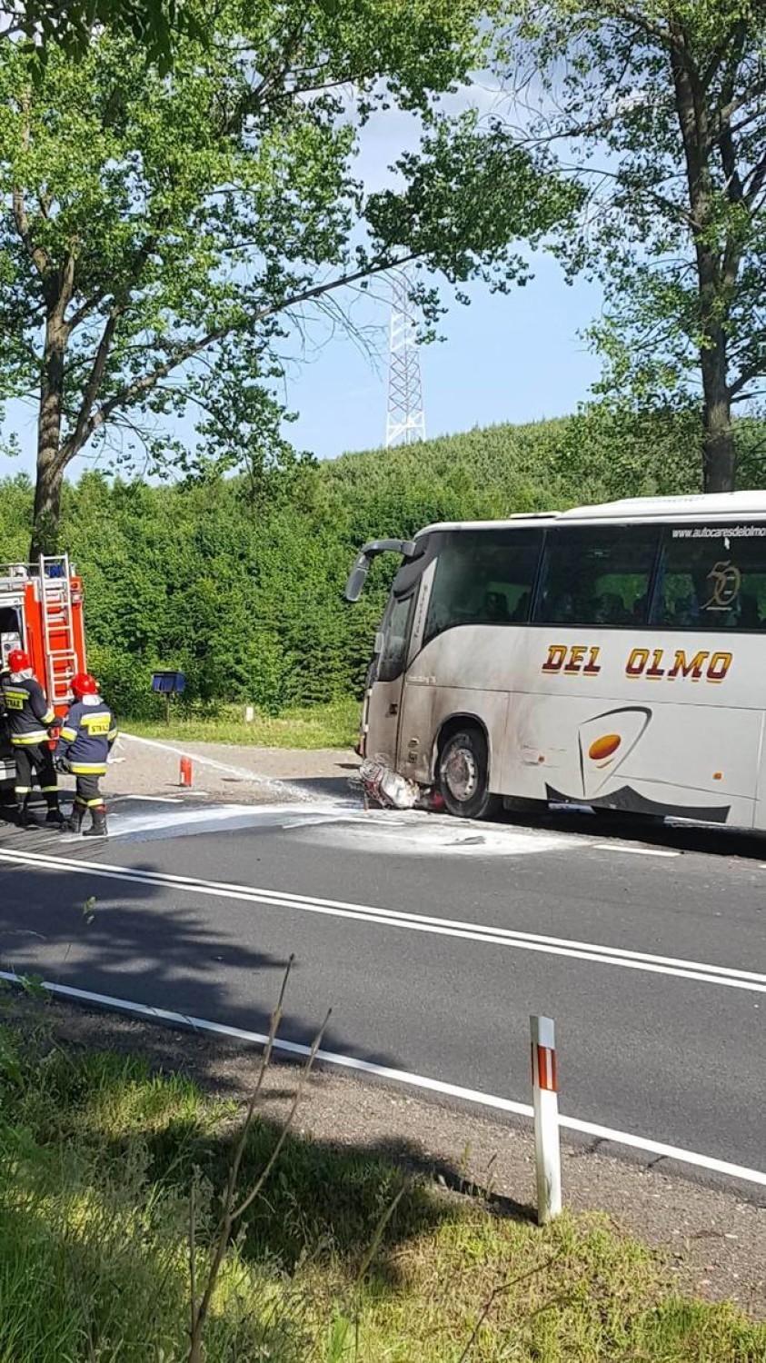 Zderzenie autobusu i motocykla. Nie żyje motocyklista [ZDJĘCIA]