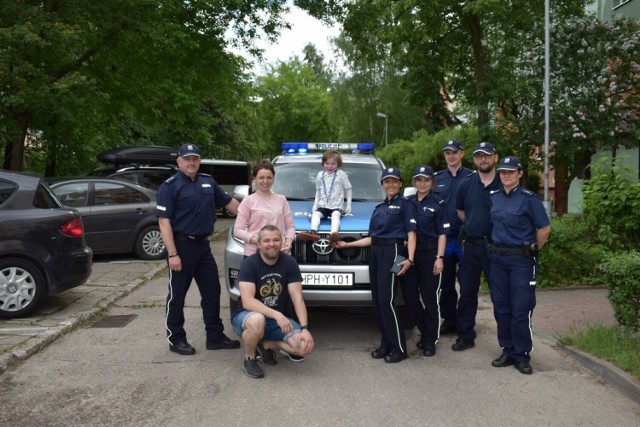 Krzysio Czupryn z Radomia marzy o tym, żeby zostać policjantem. Kilka dni temu miał okazję spotkać się z funkcjonariuszami i zajrzeć do ich radiowozu.