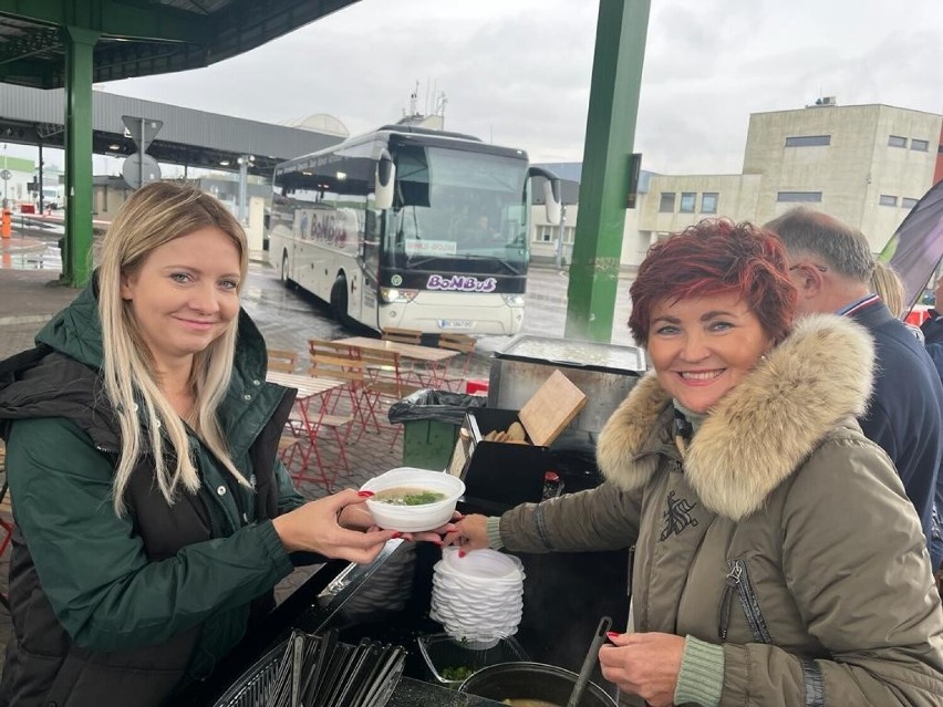 Jolanta Kwaśniewska gotowała dla uchodźców w Medyce. Żona byłego prezydenta RP przygotowała krupnik [ZDJĘCIA]