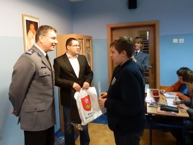 Krasnystaw: Laureaci konkursu otrzymali nagrody z rąk policji