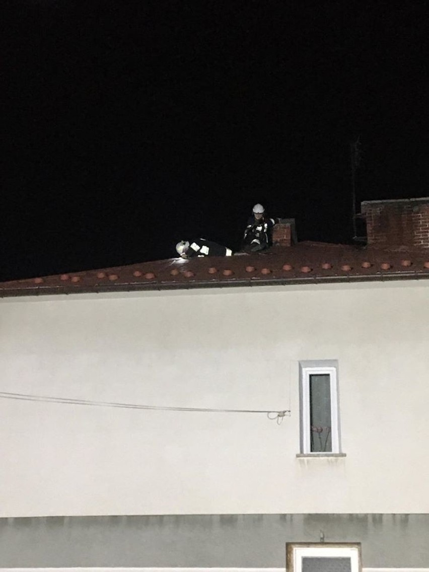 Działania strażaków na uszkodzonym dachu w Kowalowej