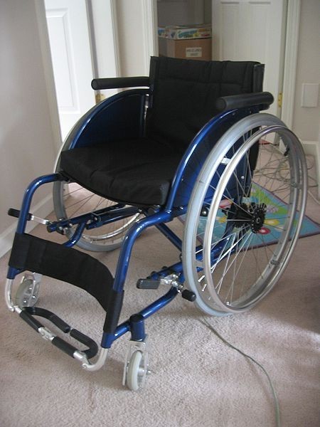 Źródło: http://commons.wikimedia.org/wiki/File:Blue-lightweight-wheelchair.jpg