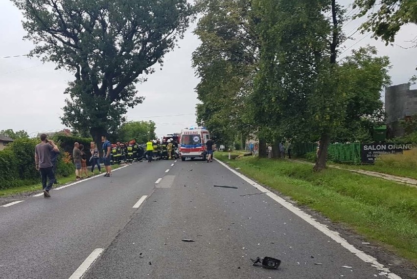 W Bulowicach na DK 52 zderzyły się trzy samochody osobowe. Droga zablokowana