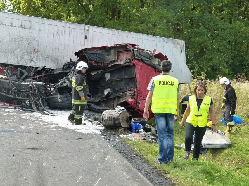 Wypadek w Podlesiu. Zderzenie czołowe dwóch tirów. Droga 483...