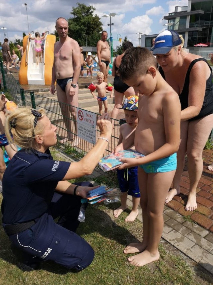 Akcja profilaktyczna "Kręci mnie bezpieczeństwo nad wodą" w kaliskim Aquaparku ZDJĘCIA